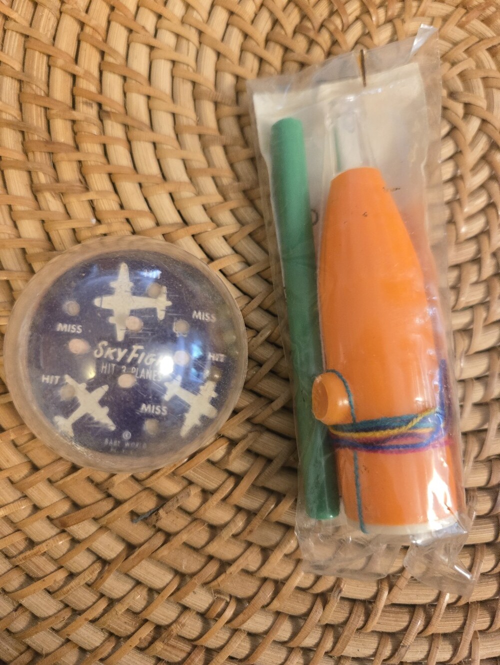 ​🎈 Vintage Plastic Novelty Toy Lot – 2 Pieces! 🎪